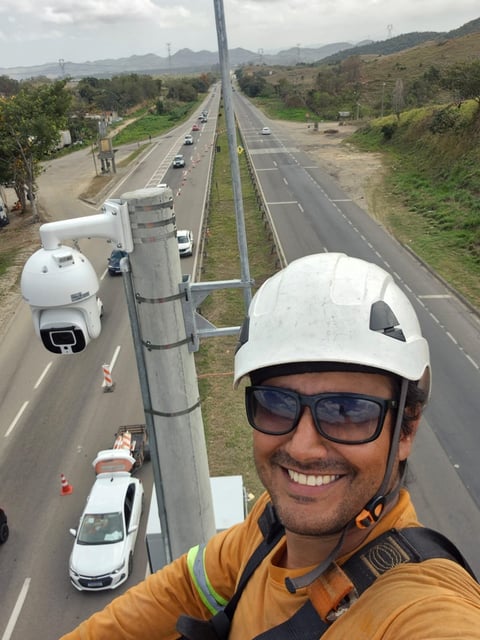 Jhony Castro durante atividade técnica de instalação e integração de sistema de CFTV em infraestrutura rodoviária.